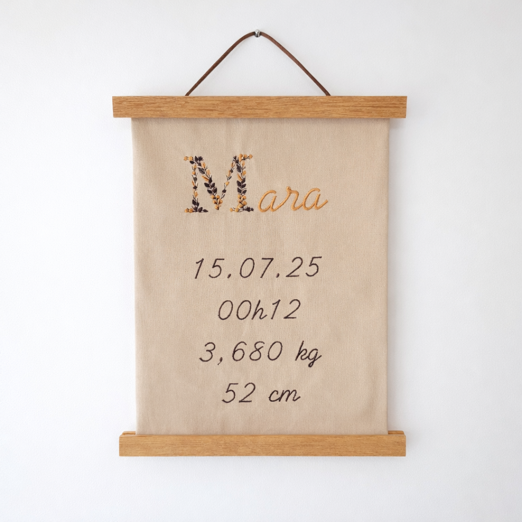 Affiche décorative en coton brodée avec le prénom et les informations de naissance