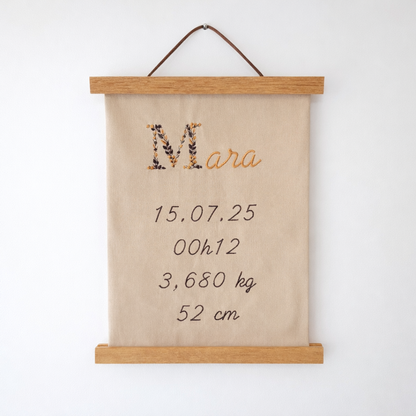 Affiche décorative en coton brodée avec le prénom et les informations de naissance