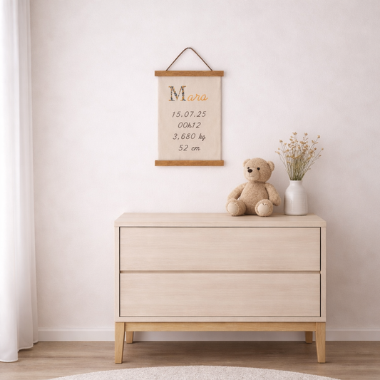 Affiche personnalisée avec le prénom et les informations de naissance accrochée dans une chambre de bébé douce.