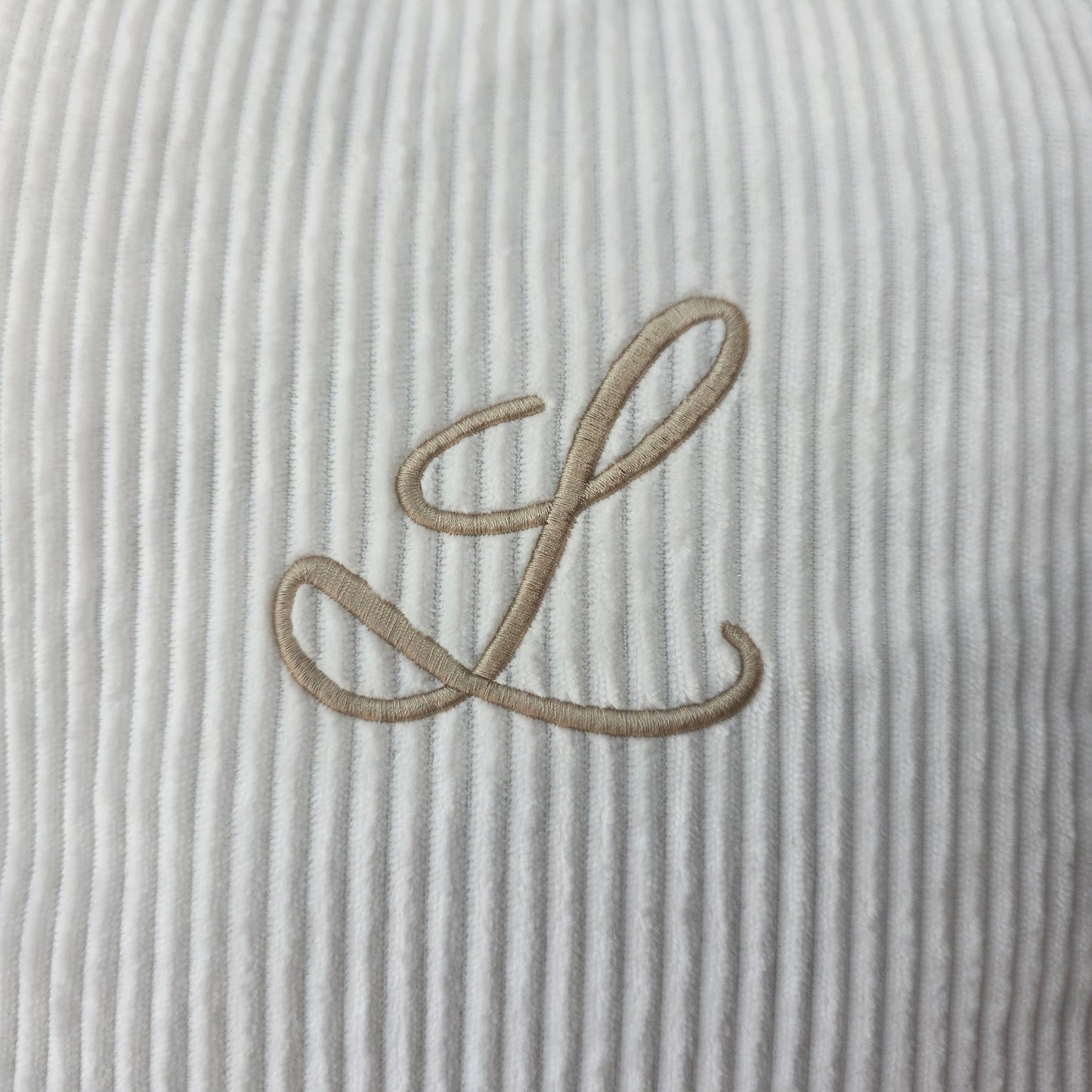 Coussin en velours côtelé écru personnalisé avec l'initiale brodée