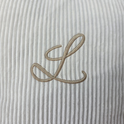 Coussin en velours côtelé écru personnalisé avec l'initiale brodée