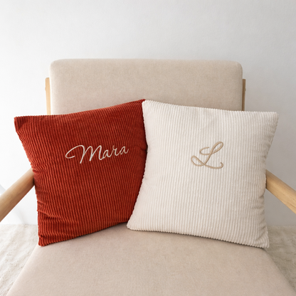 Coussins bébé personnalisés avec prénom et initiale en velours côtelé écru et terracotta