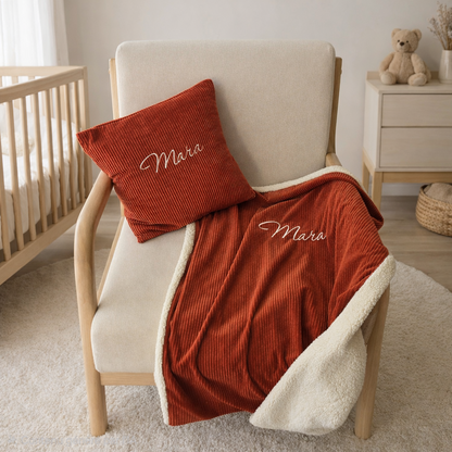 Ensemble cadeau de naissance coussin et couverture assortis en velours côtelé et personnalisés avec prénom brodé