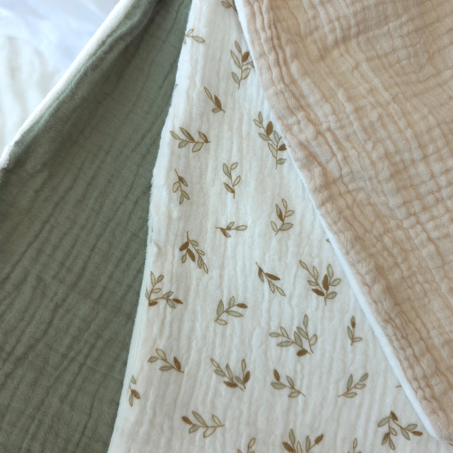 Gaze de coton Oeko-Tex couleur lin, vert tilleul et à motif feuille pour création doudou personnalisé
