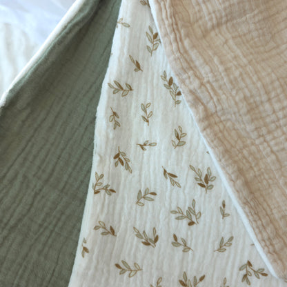 Gaze de coton Oeko-Tex couleur lin, vert tilleul et à motif feuille pour création doudou personnalisé